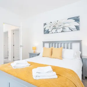 Modern 2 Bedroom Next To Bay With Parking Cardiff
